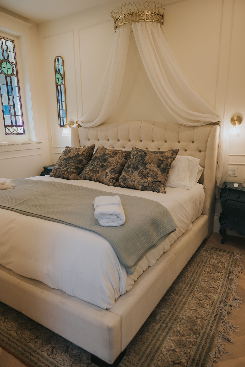La chambre au lit à baldaquin de Château Papillon
