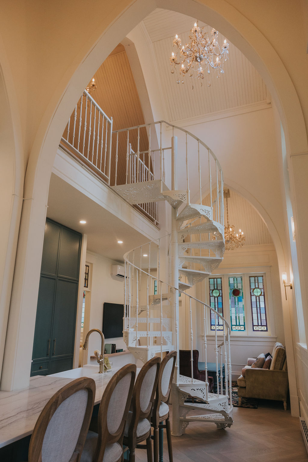 L’arche, l’escalier en colimaçon et les vitraux de Château Papillon
